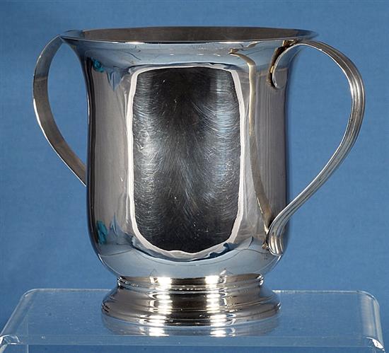 A George III silver loving cup, attributed to John Cormick, Height: 115mm, weight: 8.8oz/275grms.